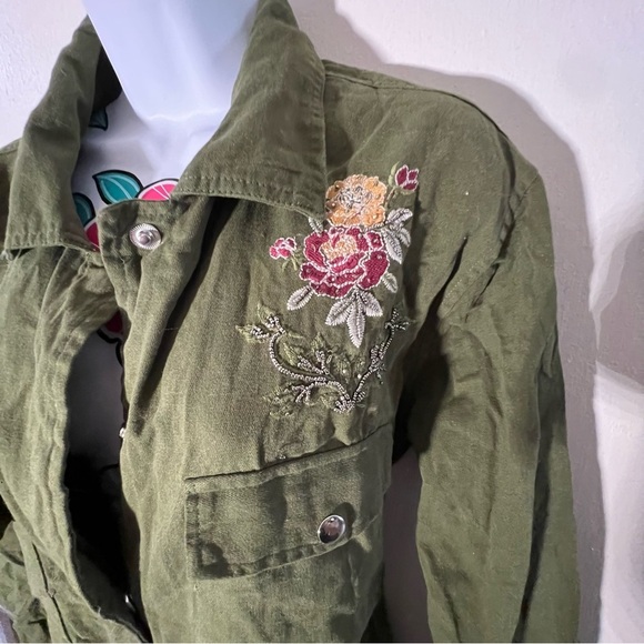 Francesca’s Collections Green Utility Jacket with Floral Embellishment - Picture 3 of 8